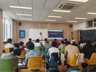 许多人在餐厅里 中度可信度描述已自动生成