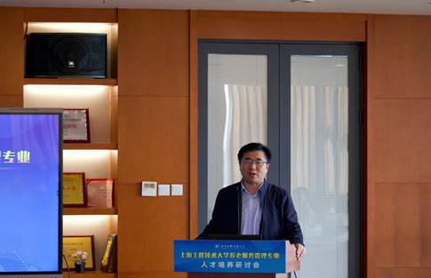 说明:人站在电视前 中度可信度描述已自动生成